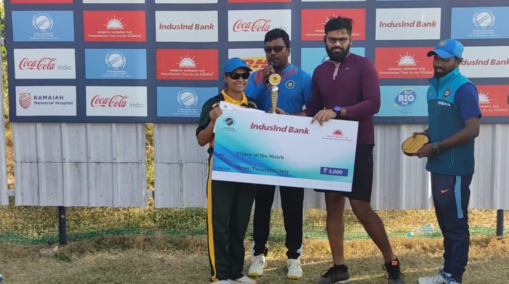 Delhi player, Gulshan receiving player of the match award from indian men's captain