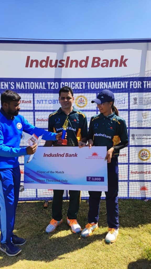 Prity receiving award from chairman and representative of samarthanam